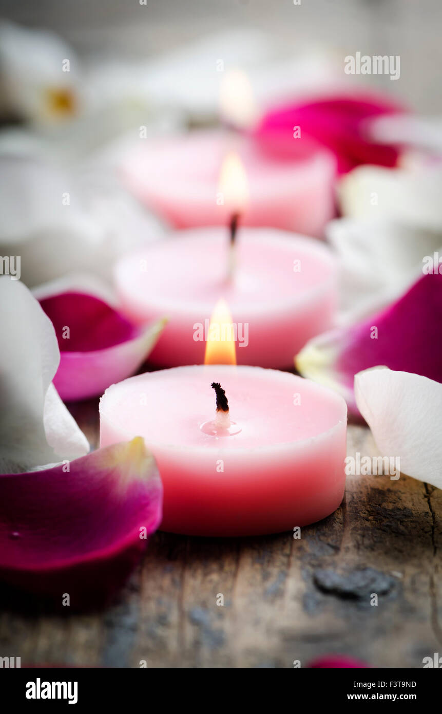 Spa candles and rose petals Stock Photo - Alamy