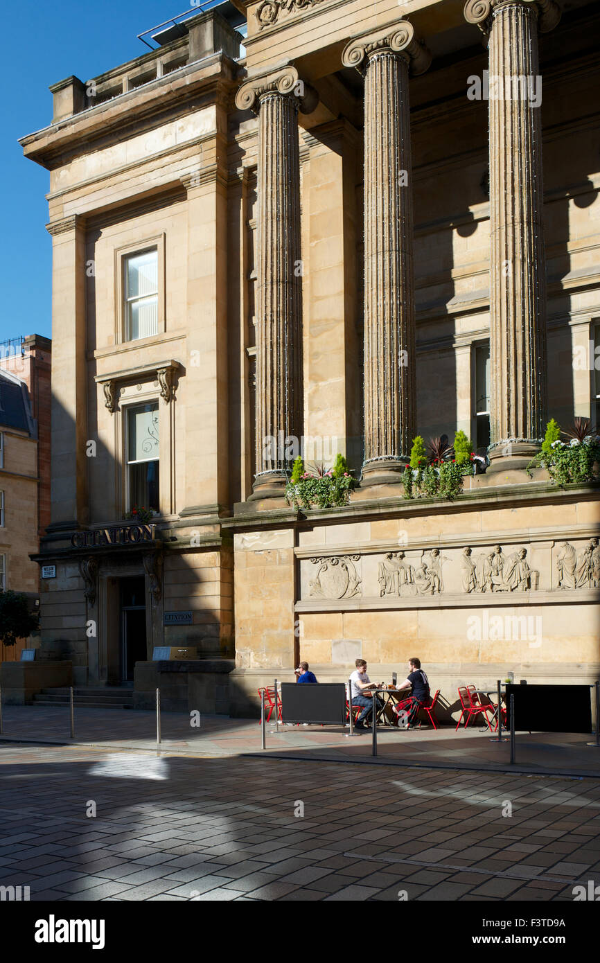 Patrons catch the sun outside the Citation bar in the Old Sheriff Court Building, Glasgow. Stock Photo