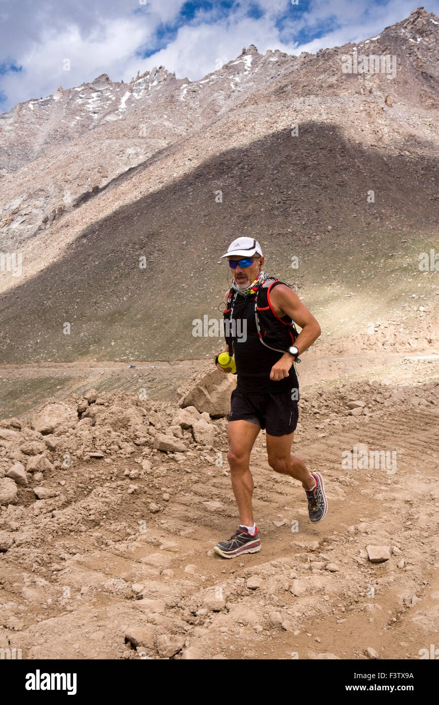 India, Jammu & Kashmir, Ladakh, Leh, extreme sports, French athlete running up Khardung La Pass Stock Photo