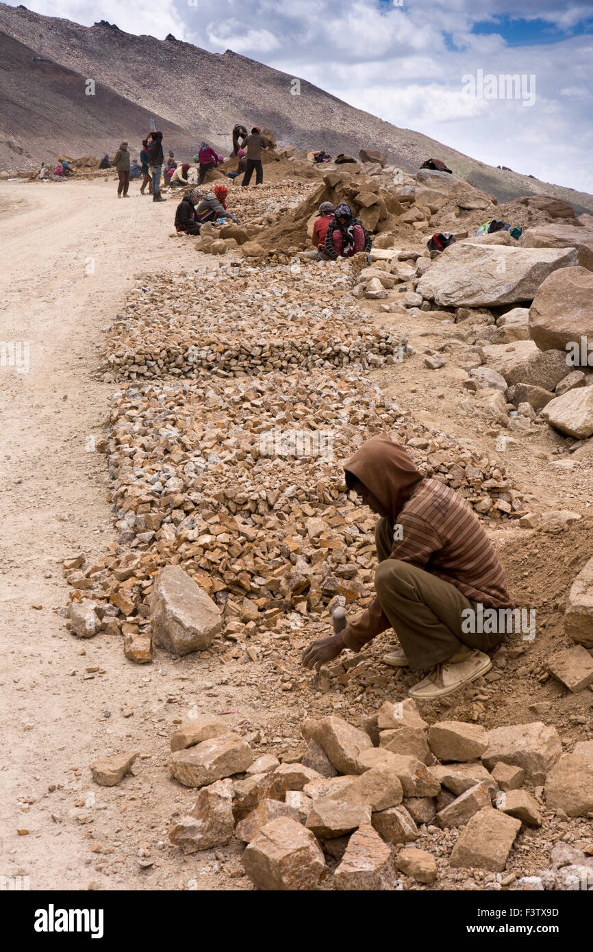 India, Jammu & Kashmir, Ladakh, Leh, Bihari workers breaking stones for Khardung La Pass road surfacing Stock Photo