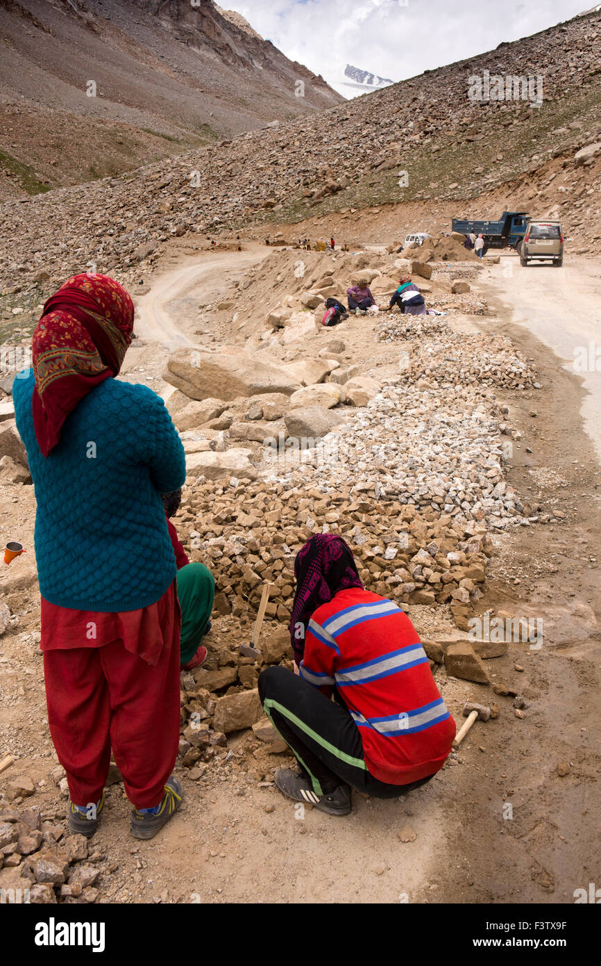 India, Jammu & Kashmir, Ladakh, Leh, Bihari women breaking stones for Khardung La Pass road surfacing Stock Photo