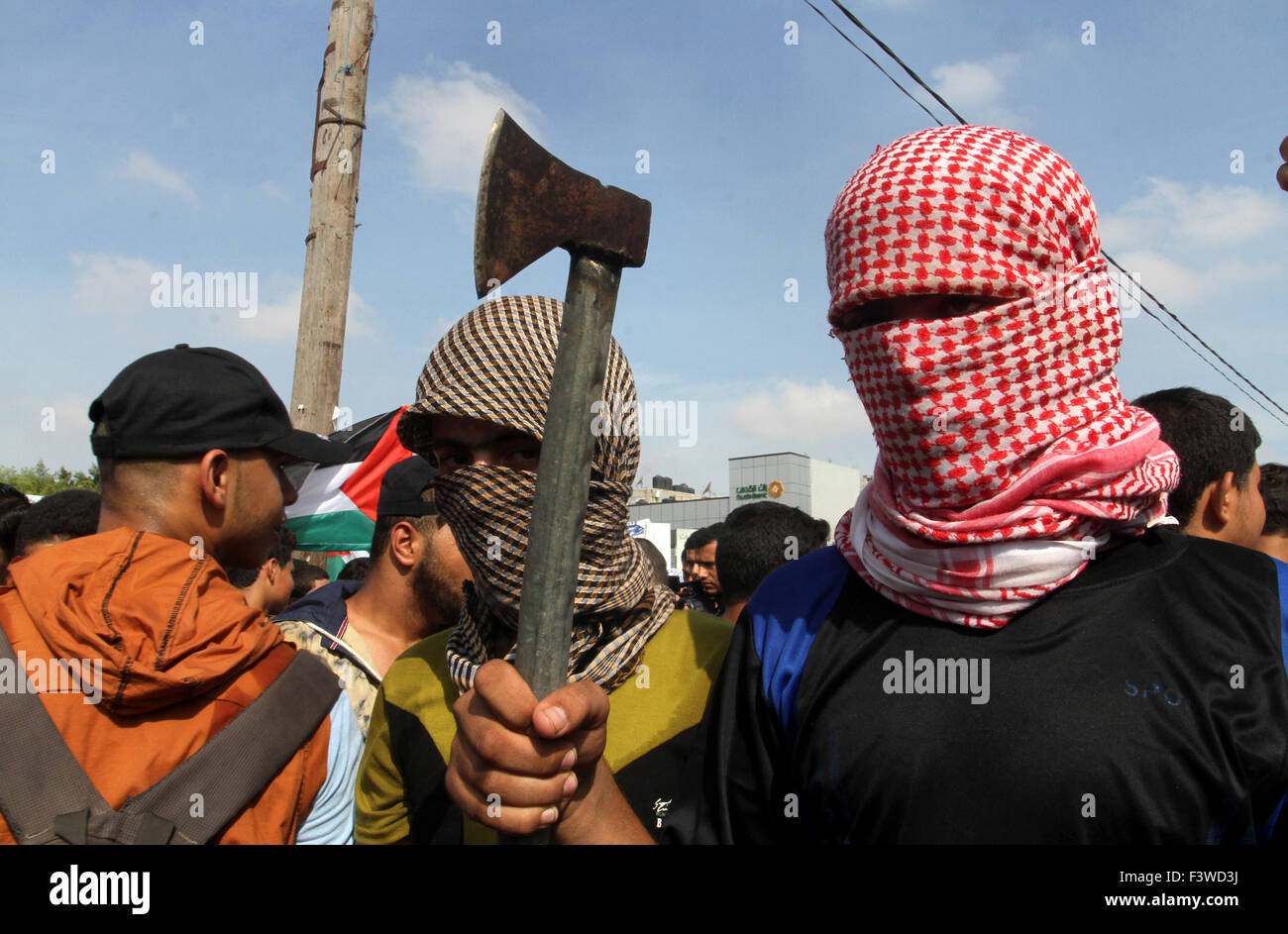 Rafah, Gaza Strip, Palestinian Territory. 13th Oct, 2015. Palestinians take part in an anti-Israel protest in the southern Gaza Strip town of Rafah on October 13, 2015, as a wave of stabbings has hit Israel, Jerusalem and the West Bank along with violent protests in annexed east Jerusalem and the occupied West Bank, leading to warnings that a full-scale Palestinian uprising, or third intifada, could erupt. Credit:  ZUMA Press, Inc./Alamy Live News Stock Photo