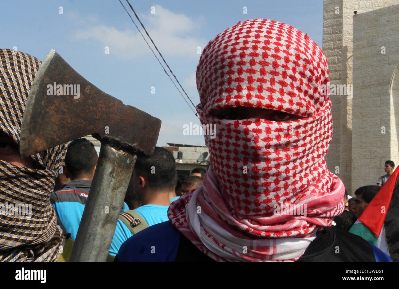 Rafah, Gaza Strip, Palestinian Territory. 13th Oct, 2015. Palestinians take part in an anti-Israel protest in the southern Gaza Strip town of Rafah on October 13, 2015, as a wave of stabbings has hit Israel, Jerusalem and the West Bank along with violent protests in annexed east Jerusalem and the occupied West Bank, leading to warnings that a full-scale Palestinian uprising, or third intifada, could erupt. Credit:  ZUMA Press, Inc./Alamy Live News Stock Photo
