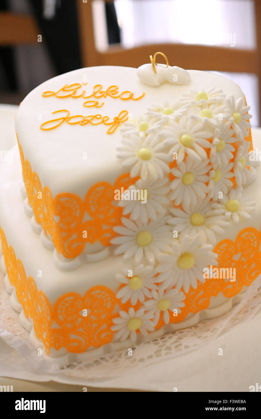 Heart shape wedding cake Stock Photo - Alamy