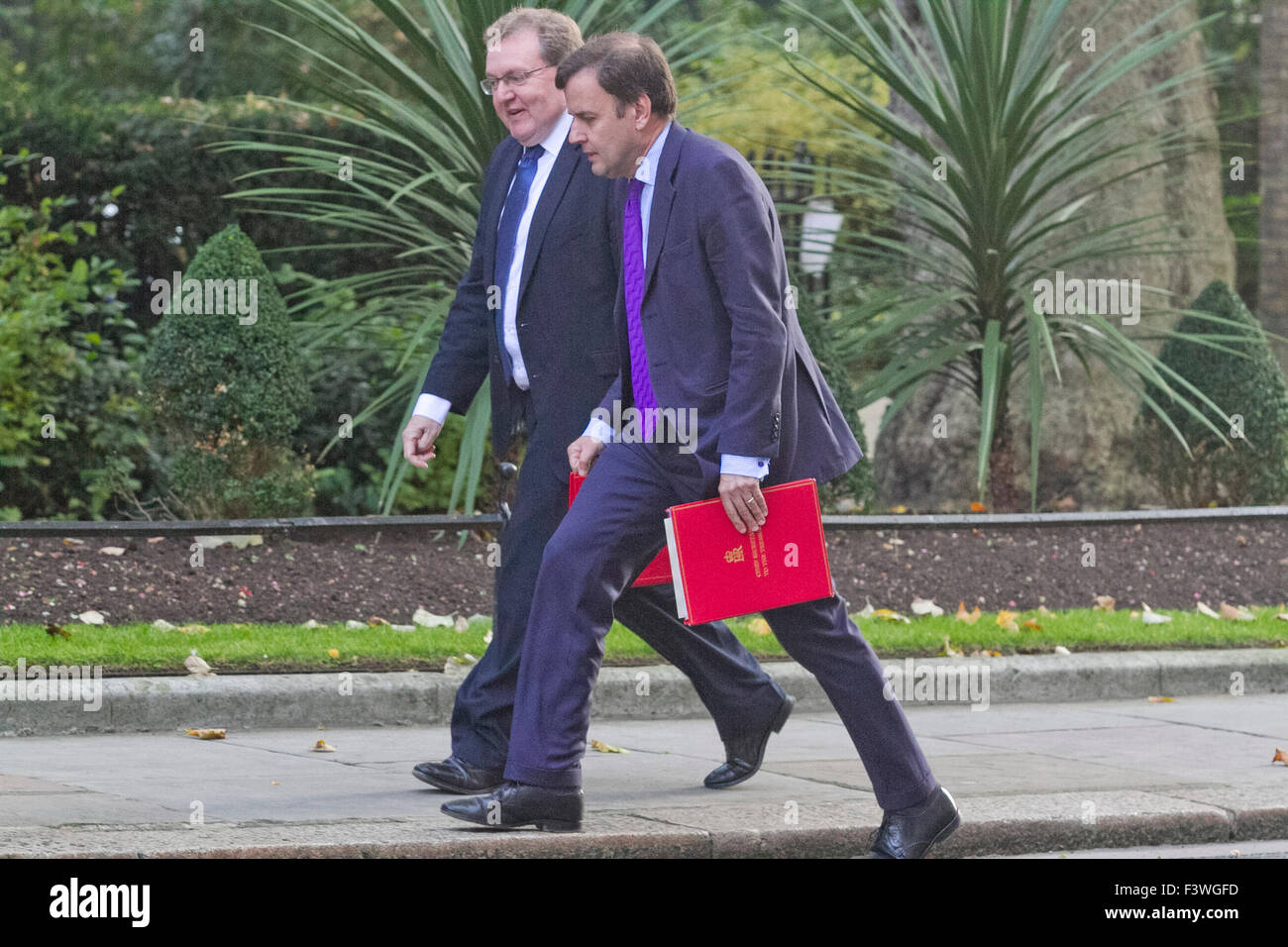 Westminster London,UK. 13th October 2015. David Mundell MP, Secretary for Scotland (Left) Portfolio arrives with Gregs Hands (Right) Chief Secretary to the Treasury at Downing for the weekly cabinet meeting Credit:  amer ghazzal/Alamy Live News Stock Photo