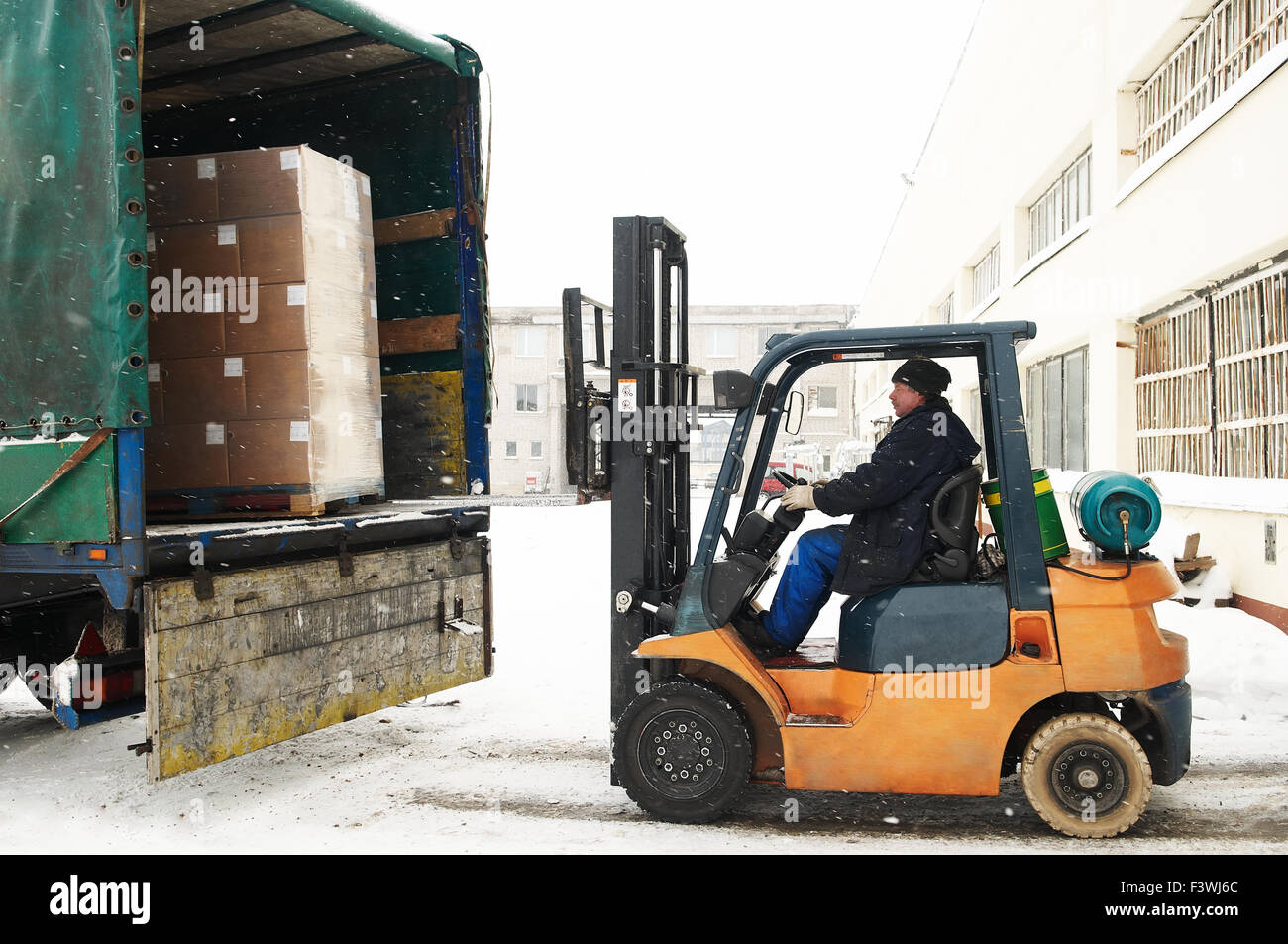 Погрузчик грузит. Sdlg lg953. Погрузчик sdlg 953 l. Экскаватор погрузчик грузит самосвал. Трактор камаз.