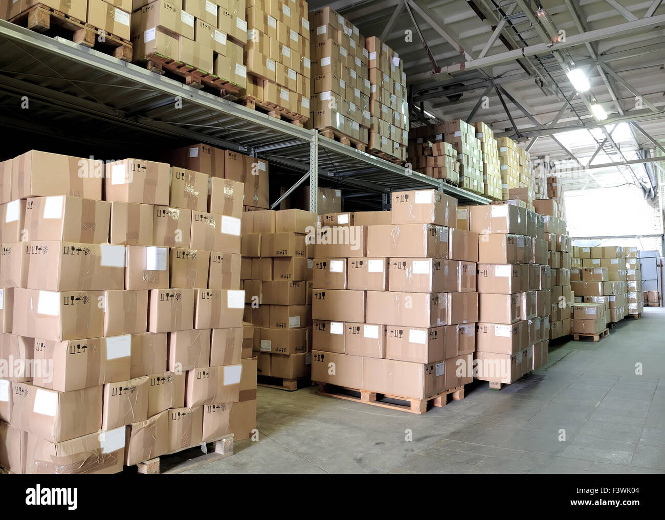 Коробки с товаром. Производственная упаковка. Упаковочный стол для склада. Упаковка крупногабаритных изделий. Хранение на складе.