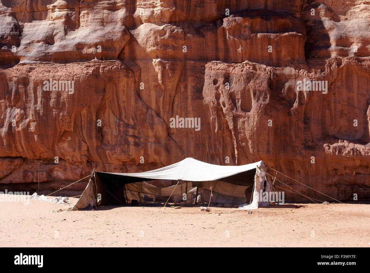 bush-tent-hi-res-stock-photography-and-images-alamy
