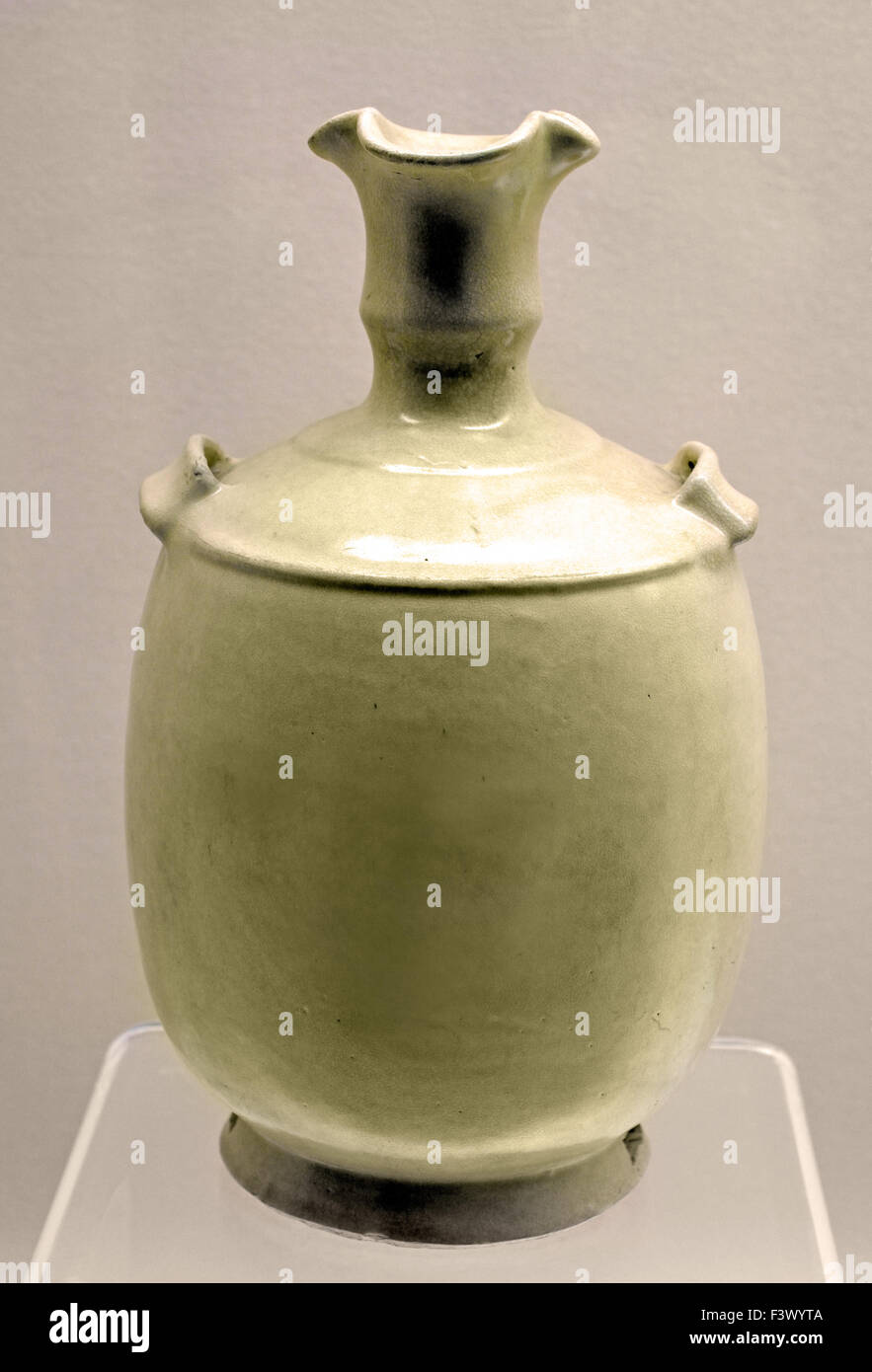White Glazed Hanging Pot ( Five Dynasties A.D. 906 - 960 ) Shanghai Museum of ancient Chinese art China Stock Photo