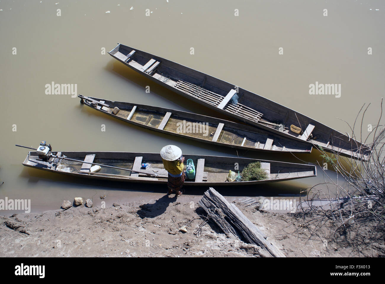 Indigenous boats hi-res stock photography and images - Alamy