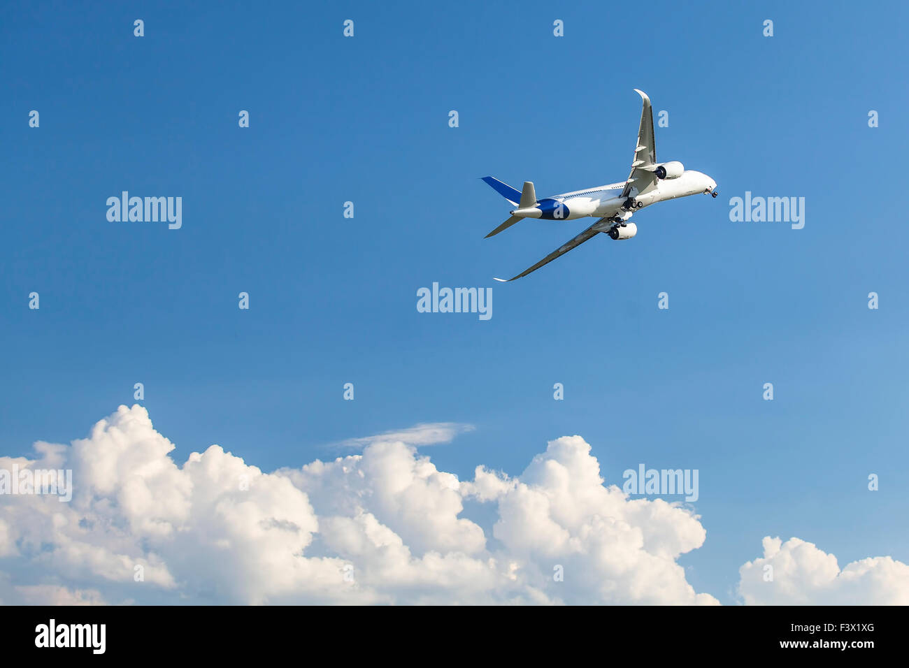 Jumbo jet flying hires stock photography and images Alamy