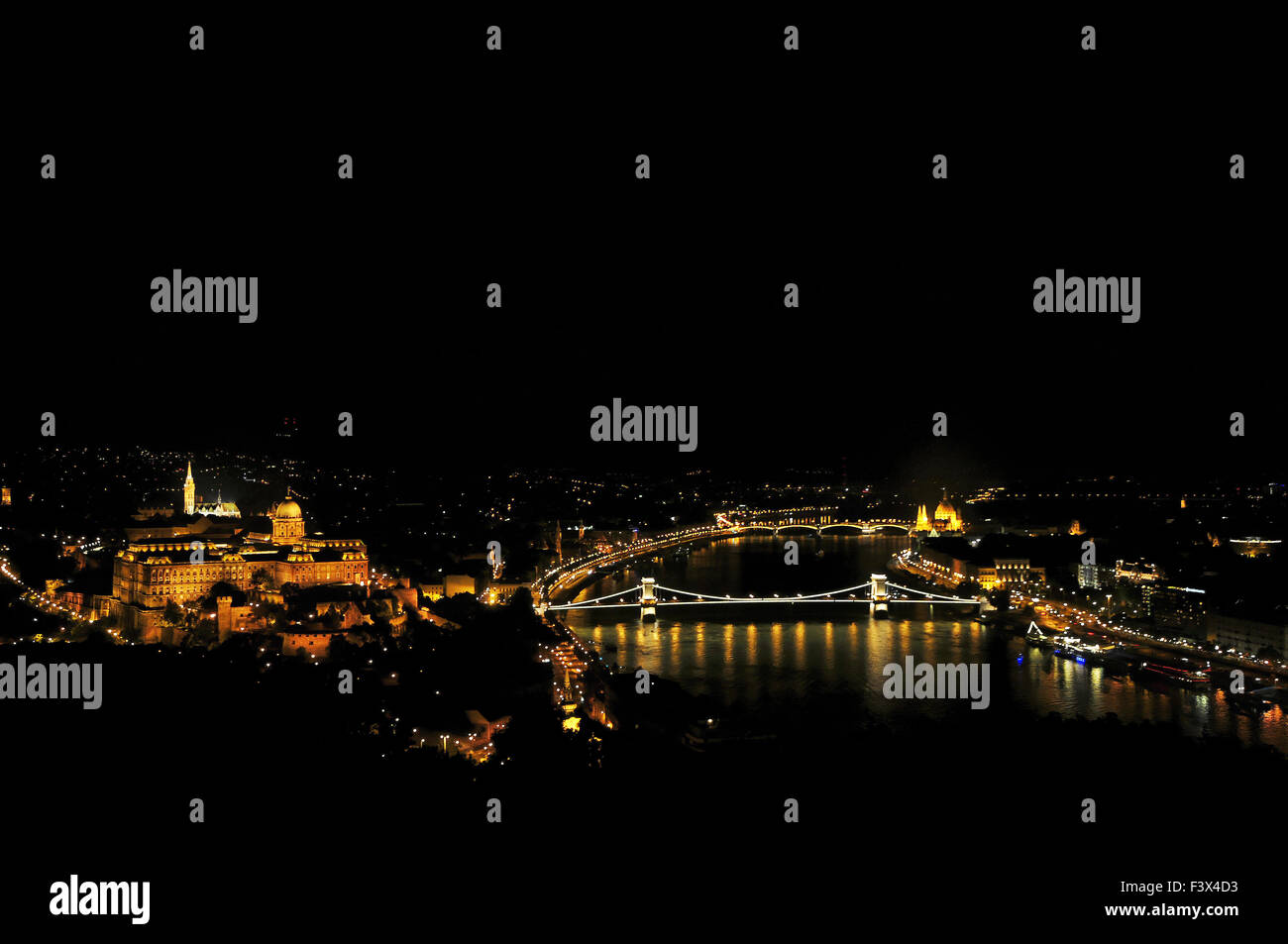 Nächtlicher Panoramablick ueber Budapest Stock Photo