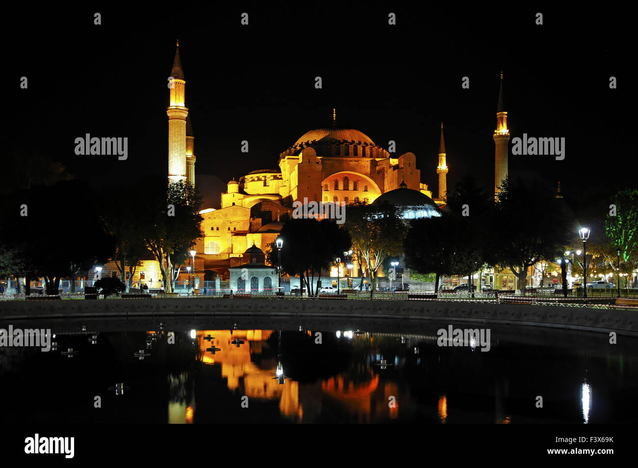 Night view of the Hagia Sophia in Istanbul Stock Photo - Alamy