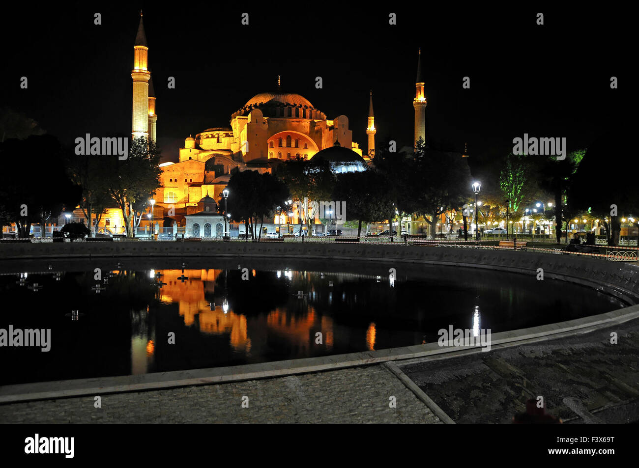 Night view of the Hagia Sophia in Istanbul Stock Photo - Alamy