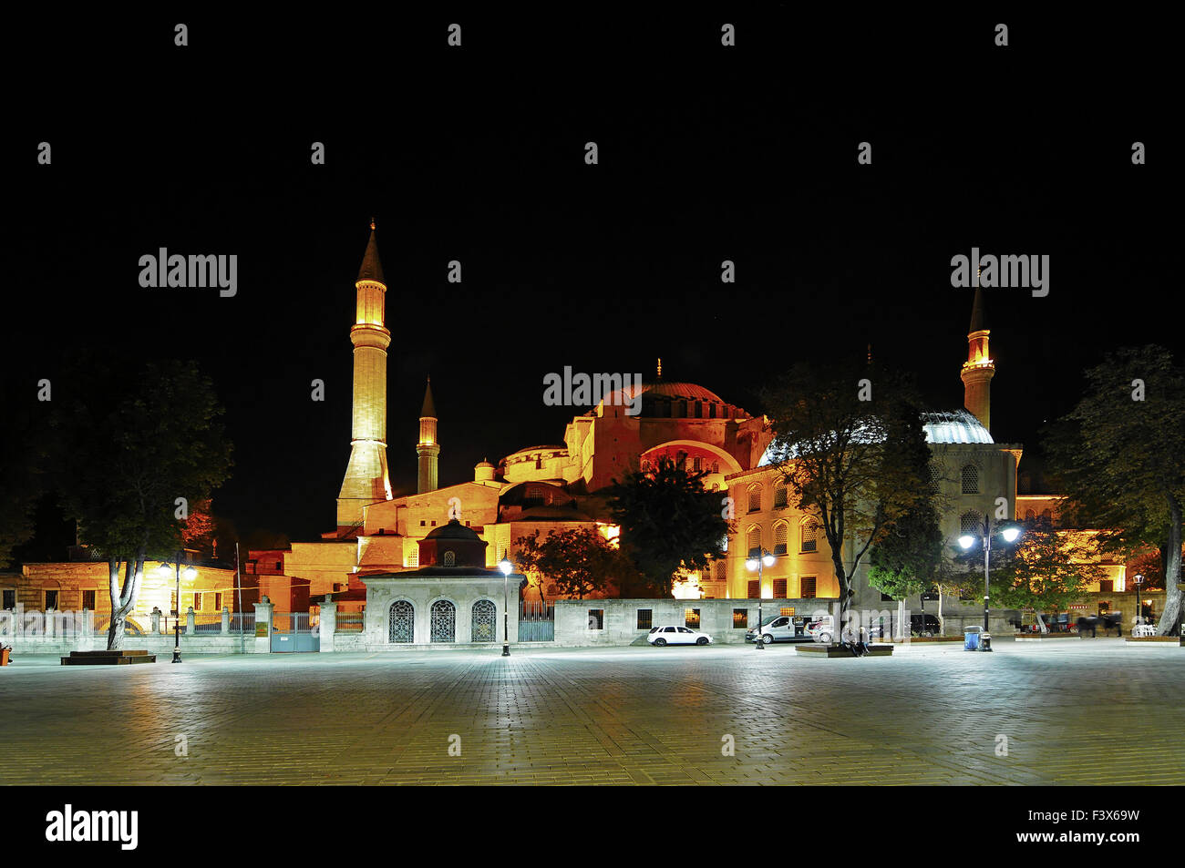 Night view of the Hagia Sophia in Istanbul Stock Photo - Alamy