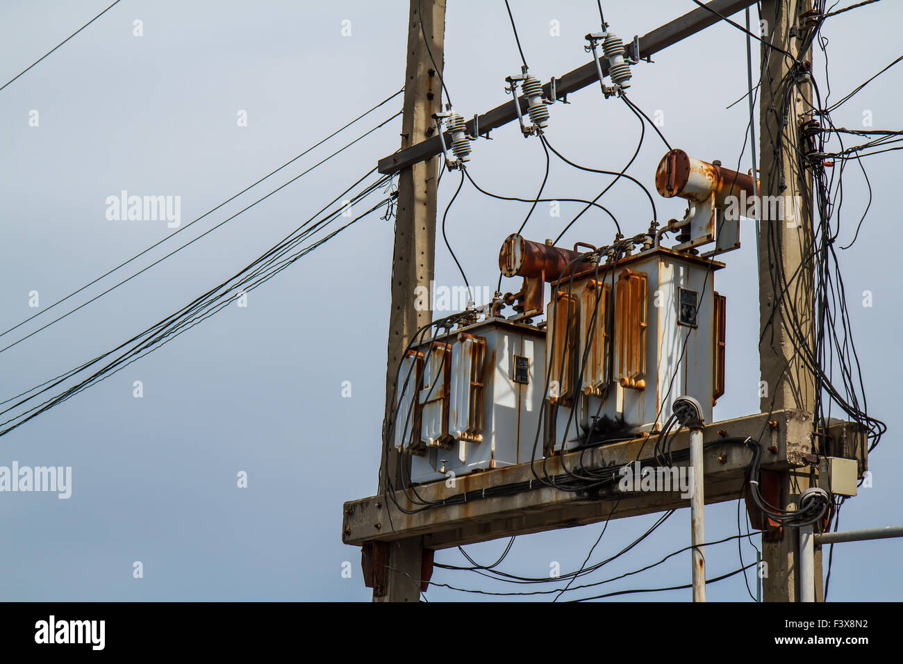 Какие трансформаторы используют вблизи жилых домов. Силовой трансформатор определение. Передача электроэнергии трансформатор физика. Мониторинг зданий. Power oil transformator.