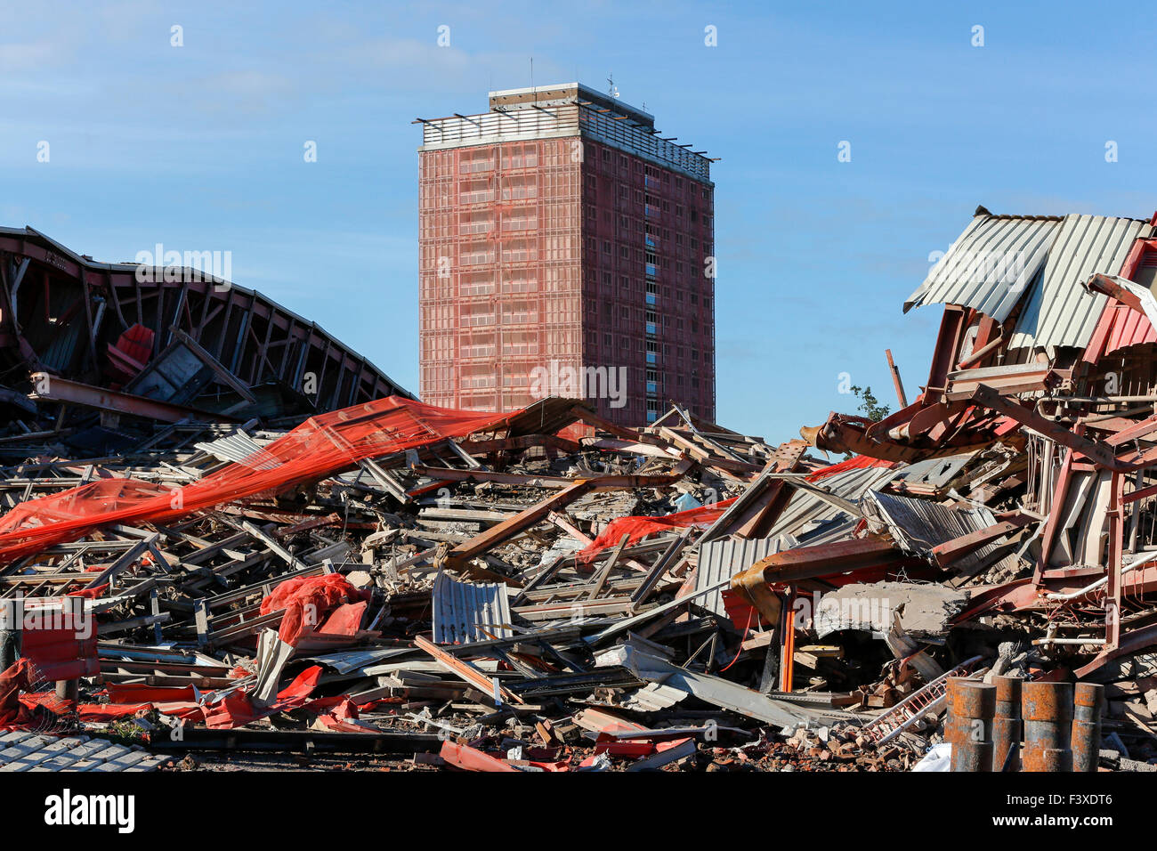 Glasgow, Scotland, UK. 13th October, 2015. Contractors have begun to demolish the 13 storeys of Red Road Court and 11 storeys of Petershill Drive that failed to collapse during the controlled demolition by explosives on Sunday 11 October 2015. Although Sunday's blowdown did not go exactly to plan, Safedem, the principle contractor has declared the site safe even with the remaining buildings sitting at an angle and all the local residents were allowed to return to their homes that evening. Credit:  Findlay/Alamy Live News Stock Photo