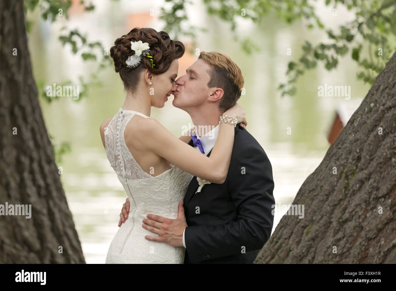 Just married couple kissing Stock Photo Alamy