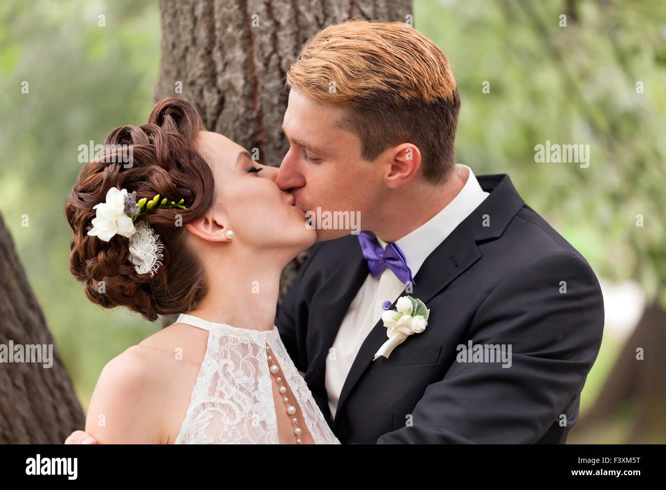 Just married couple kissing Stock Photo Alamy