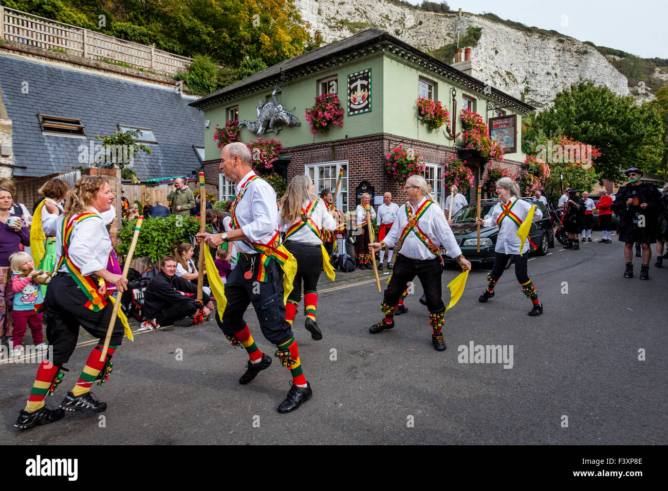 Rampant Rooster Morris Dancers Perform At The Snowdrop Pub In Lewes During The Towns Annual Folk Festival, Lewes, Sussex, UK Stock Photo