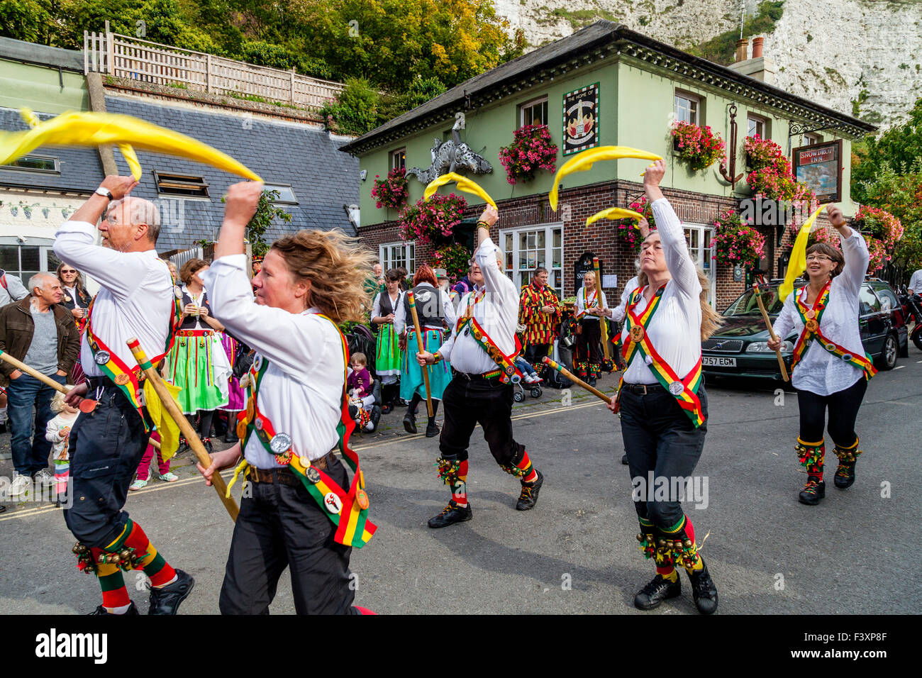 Rampant Rooster Morris Dancers Perform At The Snowdrop Pub In Lewes During The Towns Annual Folk Festival, Lewes, Sussex, UK Stock Photo