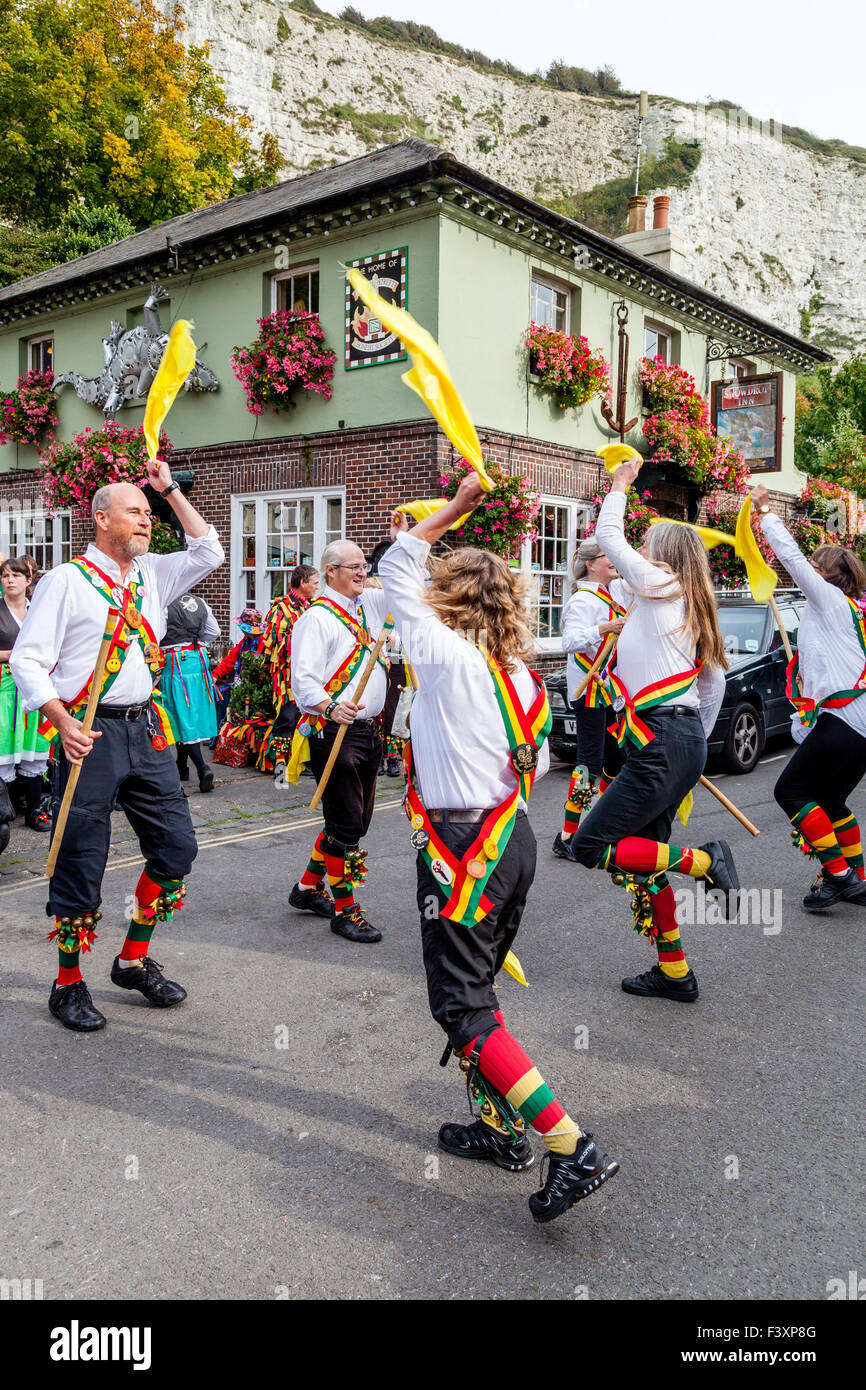 Rampant Rooster Morris Dancers Perform At The Snowdrop Pub In Lewes During The Towns Annual Folk Festival, Lewes, Sussex, UK Stock Photo