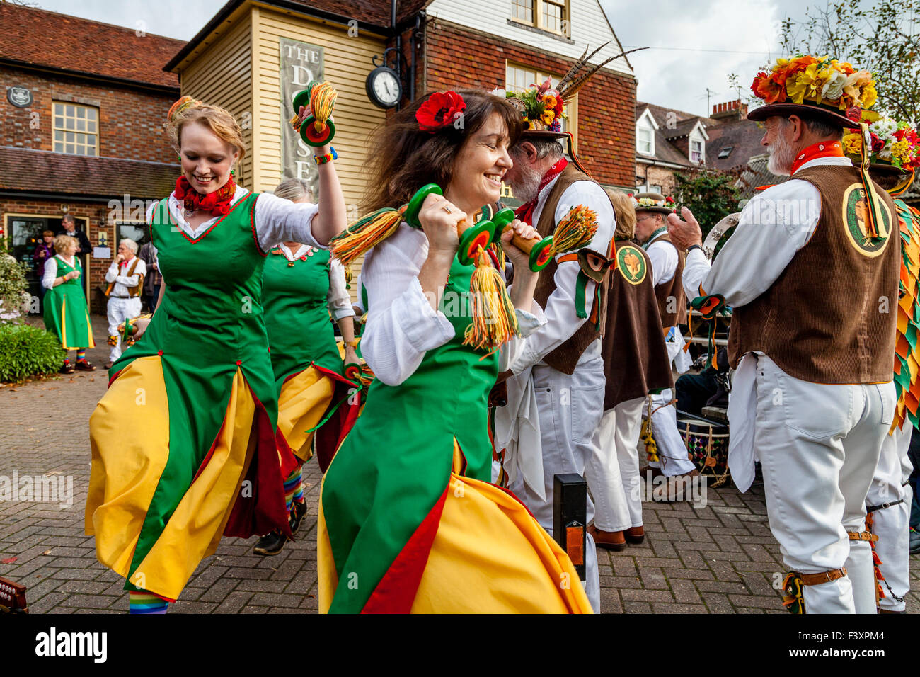 Chelmsford Ladies Morris Dancers Perform Outside The Dorset Arms Pub In Lewes During The Annual Folk Festival, Lewes, Sussex, UK Stock Photo