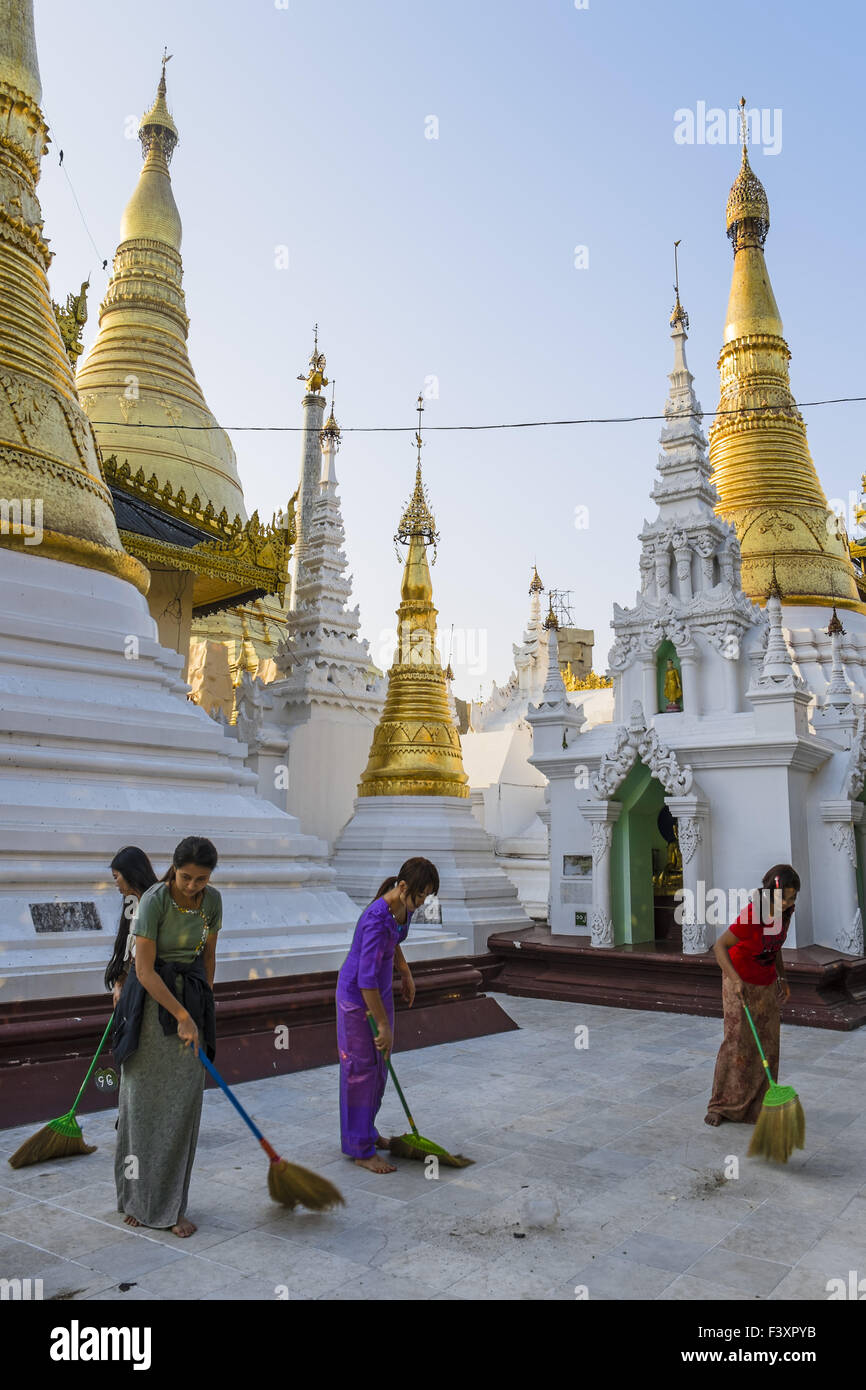 Women sweeping the Shwedagon pagoda, Yangon Stock Photo