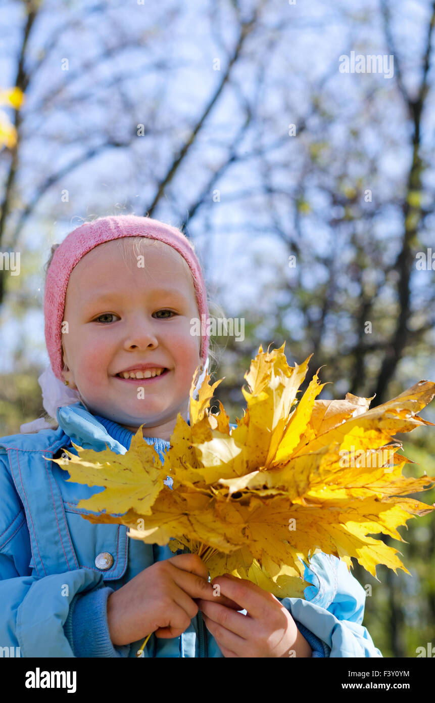 Little girl nature holding hi-res stock photography and images - Alamy