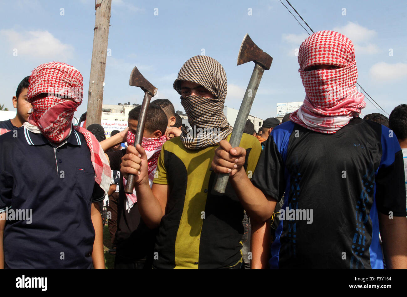 Rafah, Gaza Strip. 13th Oct, 2015. Palestinians hold axes during an anti-Israel protest in the southern Gaza Strip town of Rafah, as a wave of stabbings has hit Israel, Jerusalem and the West Bank along with violent protests. Warnings that a full-scale Palestinian uprising, or third intifada, could erupt. © Abed Rahim Khatib/APA Images/ZUMA Wire/Alamy Live News Stock Photo