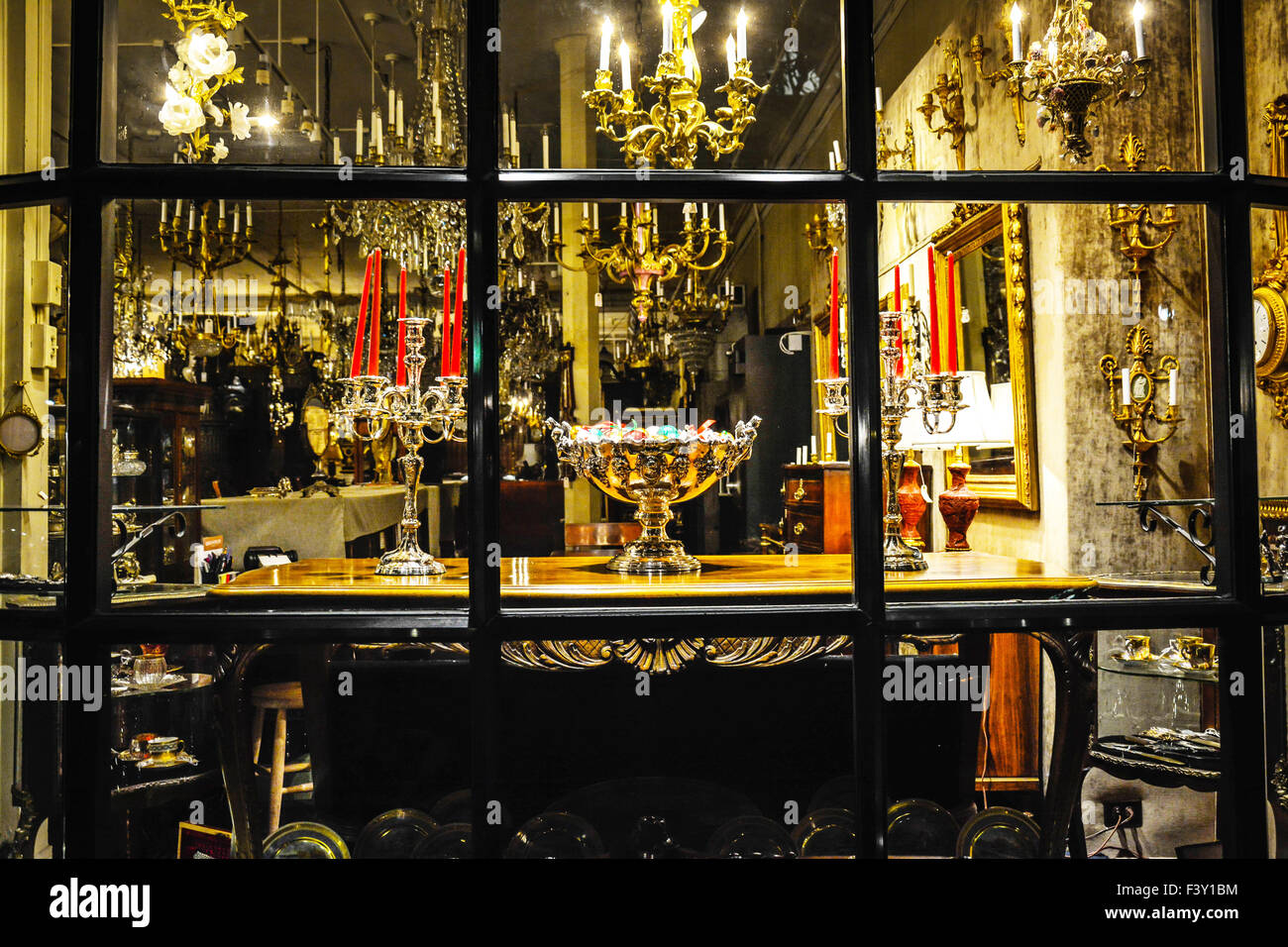 A mesmerizing night time Storefront window of antique chandeliers and lighting  boutique in the French Quarter, New Orleans LA Stock Photo - Alamy