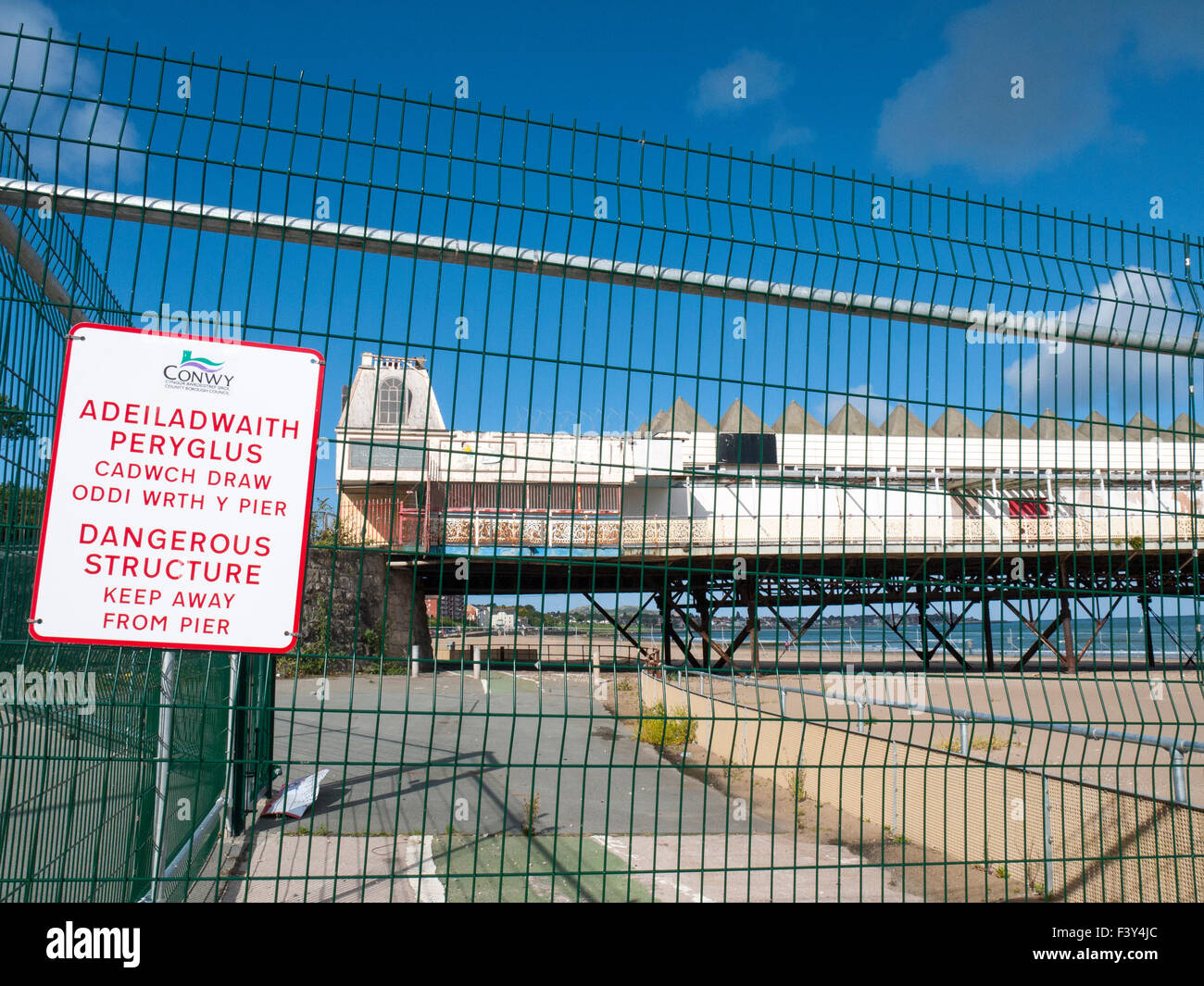 Warning sign for The Victorian Pier in Colwyn Bay Stock Photo