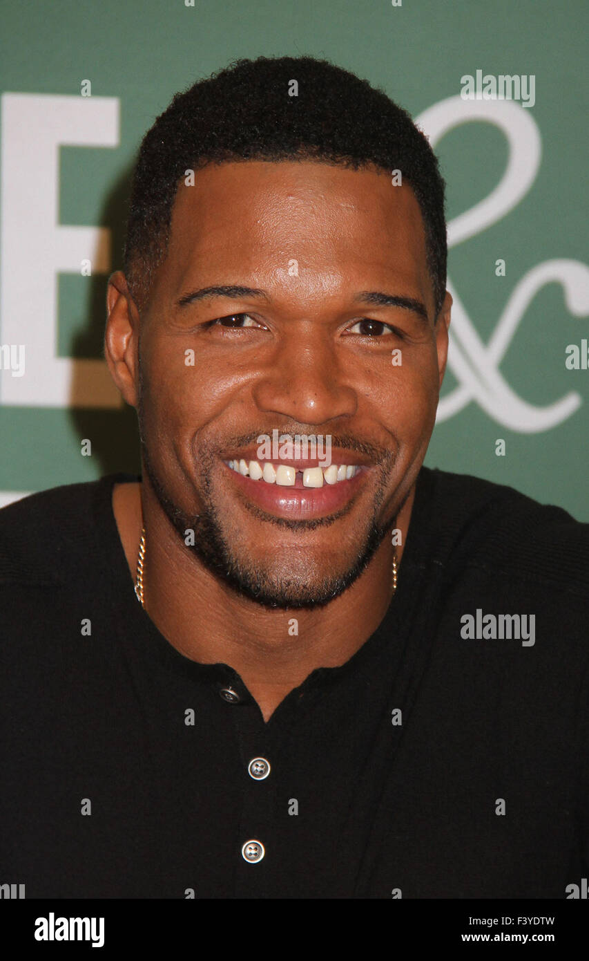 New York, USA. 13th Oct, 2015. Former football player/ TV talk show host MICHAEL STRAHAN promotes his new book 'Wake Up Happy' at Barnes and Noble 5th Avenue Store. Credit:  Nancy Kaszerman/ZUMA Wire/Alamy Live News Stock Photo