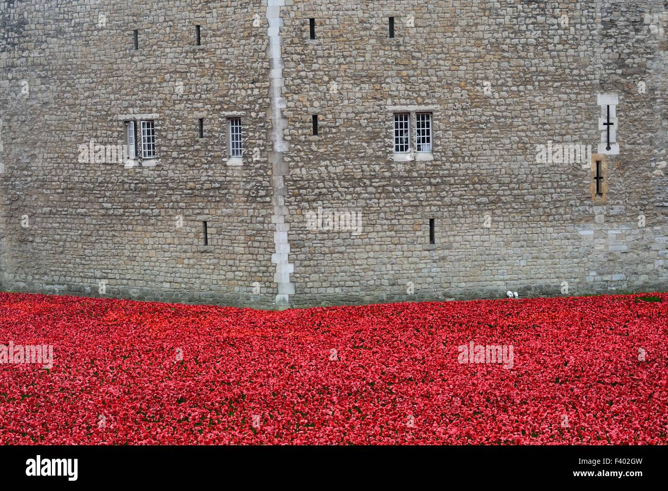 Rememberance poppies at tower of london wall Stock Photo