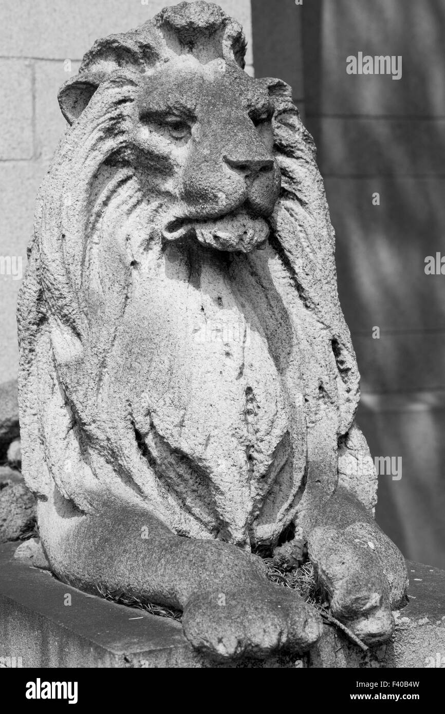 African lion statue hi-res stock photography and images - Alamy