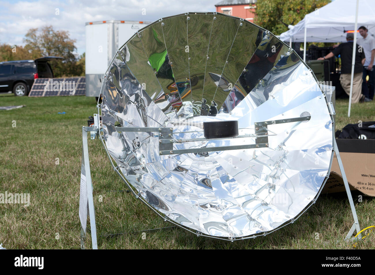 Parabolic solar cooker - Stock Image - T152/0565 - Science Photo