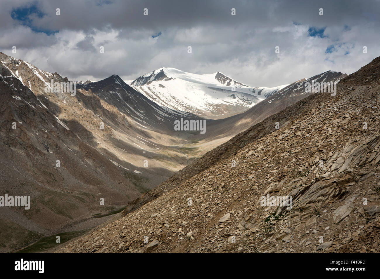 India, Jammu & Kashmir, Ladakh, Leh, Ladakh range mountains and stream at Khardung La pass Stock Photo