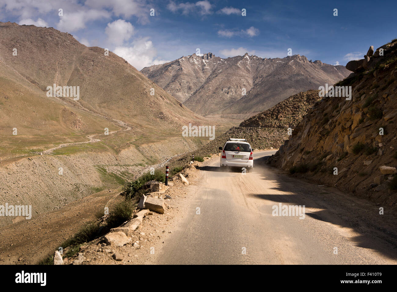 India, Jammu & Kashmir, Ladakh, Leh, car driving on metalled section of route to Khardung La, the world’s highest motorable road Stock Photo