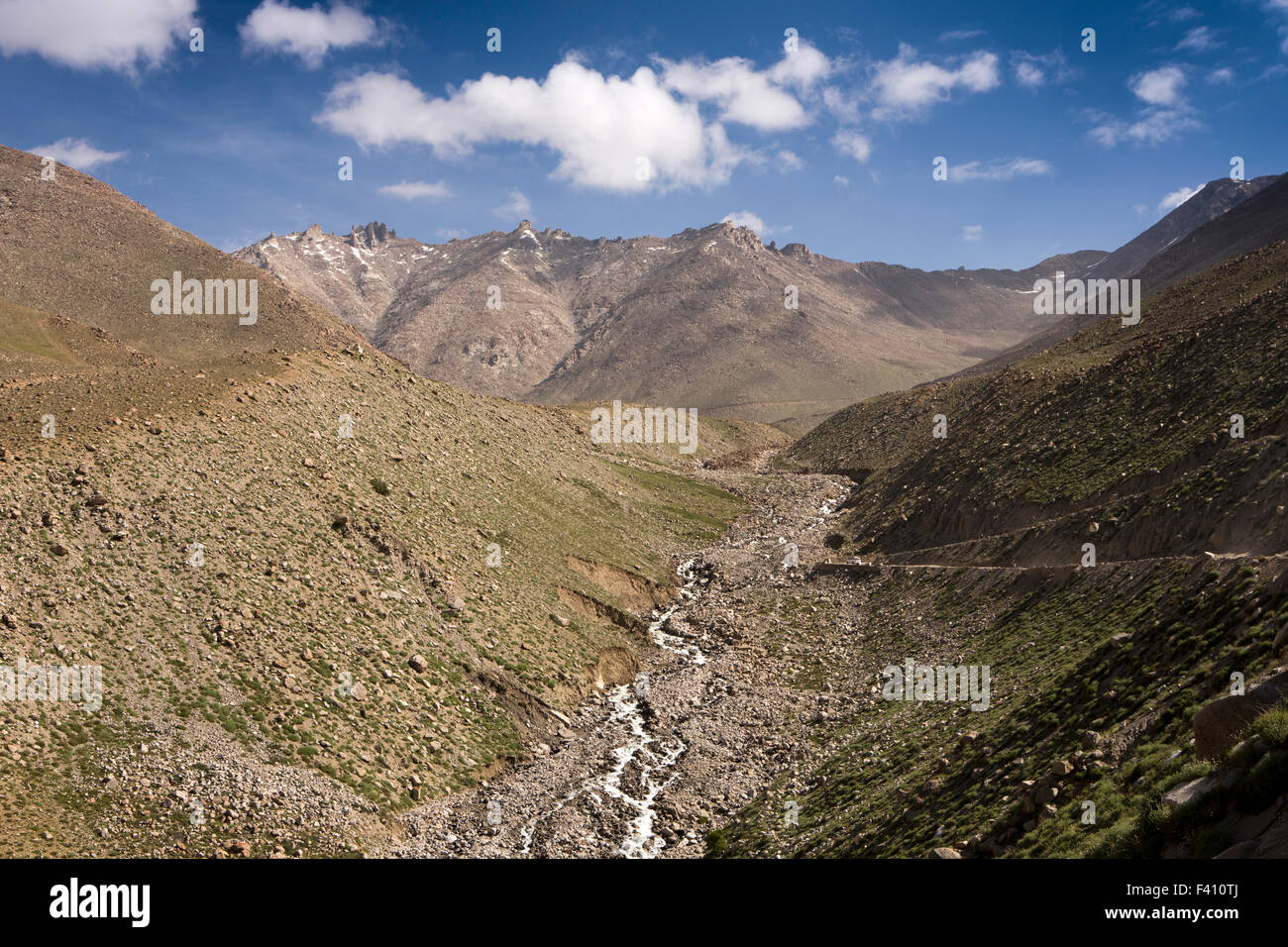 India, Jammu & Kashmir, Ladakh, Leh, meltwater stream in Ladakh range mountains at Khardung La pass Stock Photo
