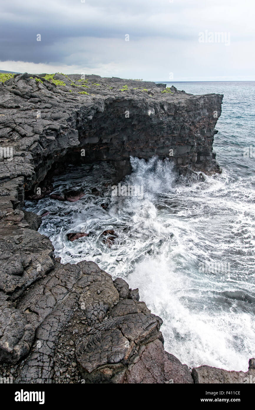 Pacific Ocean waves crash against volcanic rock, Hawai'i Volcanoes National Park, Big Island, Hawai'i, USA Stock Photo