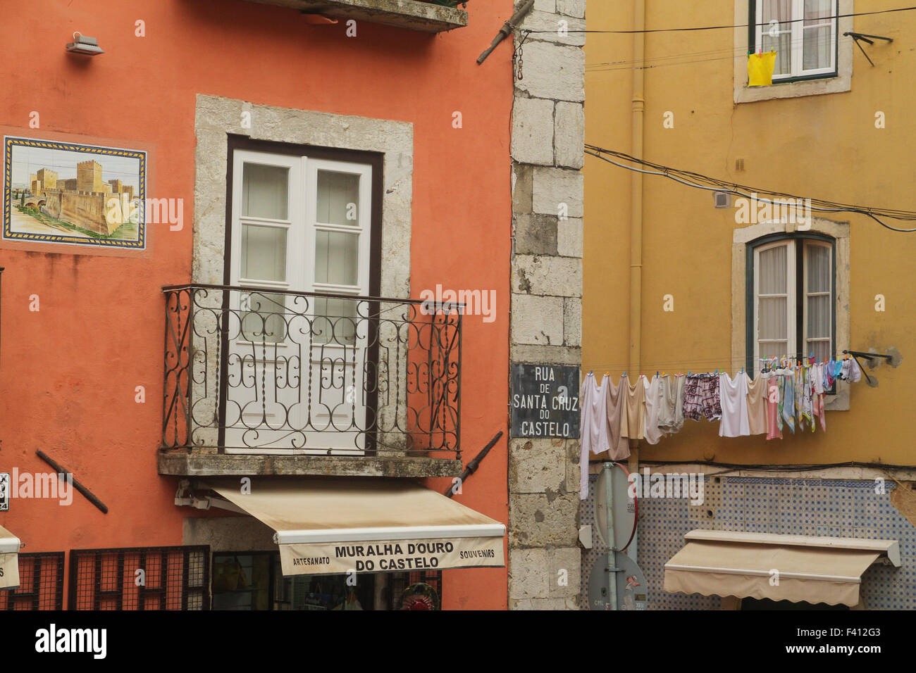 Lisbon, Portugal, 4 October, 2015. Cloths set out to dry on a window along Rua de Santa Cruz do Castelo by the hilltop, Moorish Castelo de S. Jorge. Credit: David Mbiyu/ Alamy Live News Stock Photo