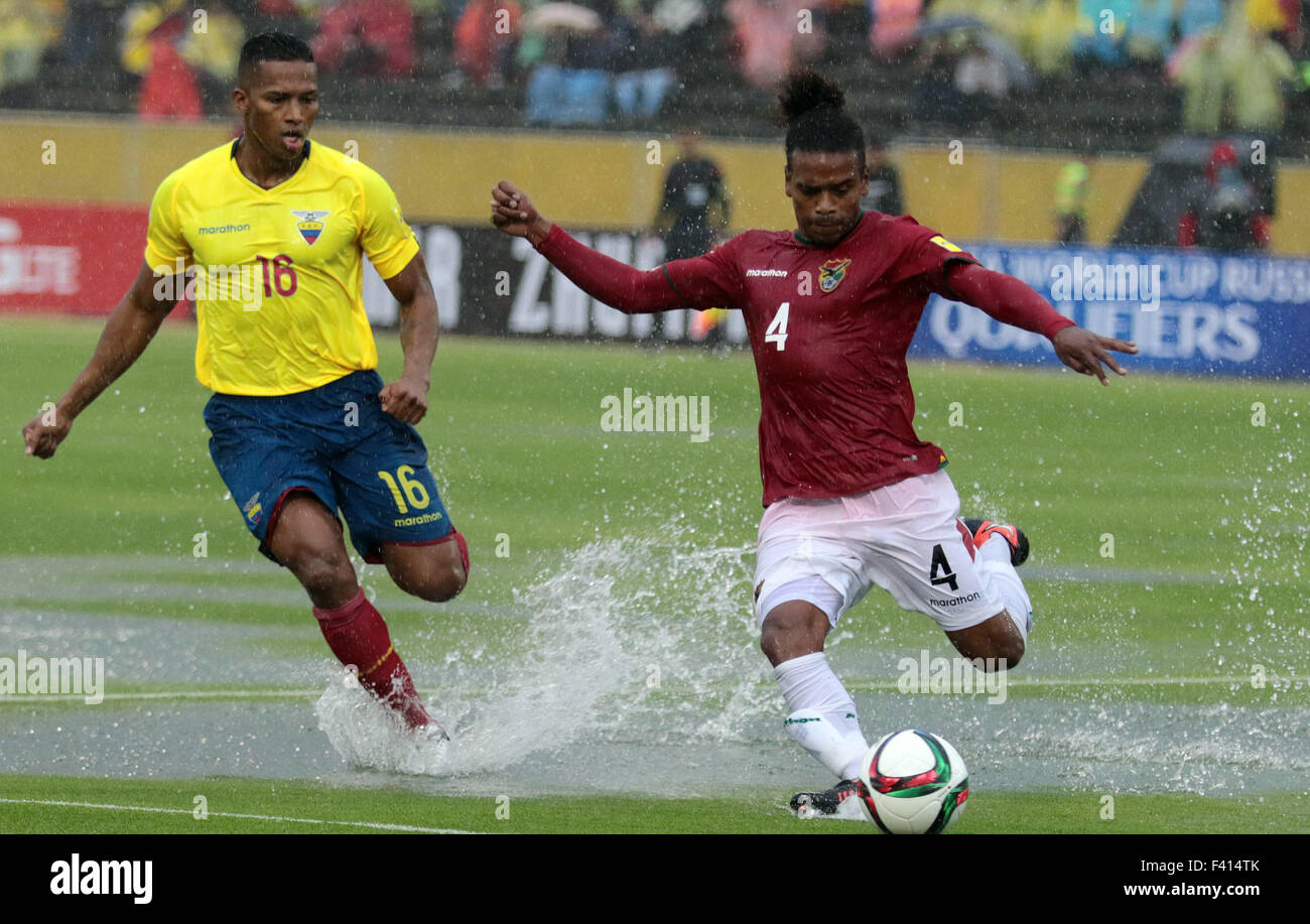 Quito, Ecuador. 13th Oct, 2015. Antonio Valencia(L) of Ecuador vies with Leonel Morales of Bolivia during their Round 1 Group 1 match of 2018 World Cup South American Qualifiers at the Olympic Atahualpa Stadium in Quito, capital of Ecuador, on Oct. 13, 2015. Ecuador won 2-0. Credit:  Santiago Armas/Xinhua/Alamy Live News Stock Photo