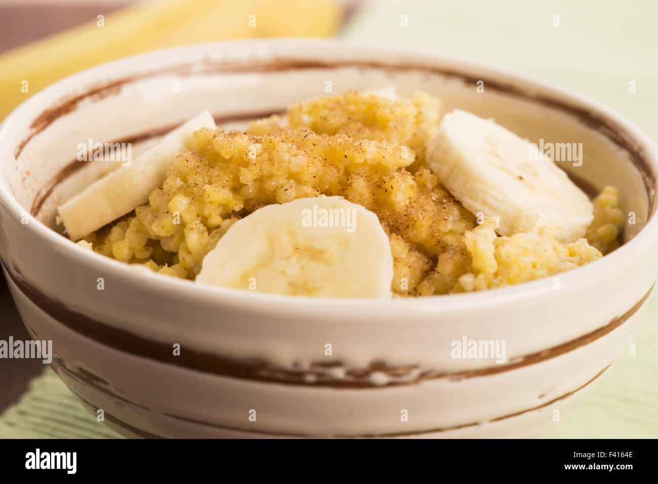 Breakfast porridge and egg. перловка пшено ячка. пшенная каша при язве. сложные углеводы завтрак для детей. пшенная каша при язве.