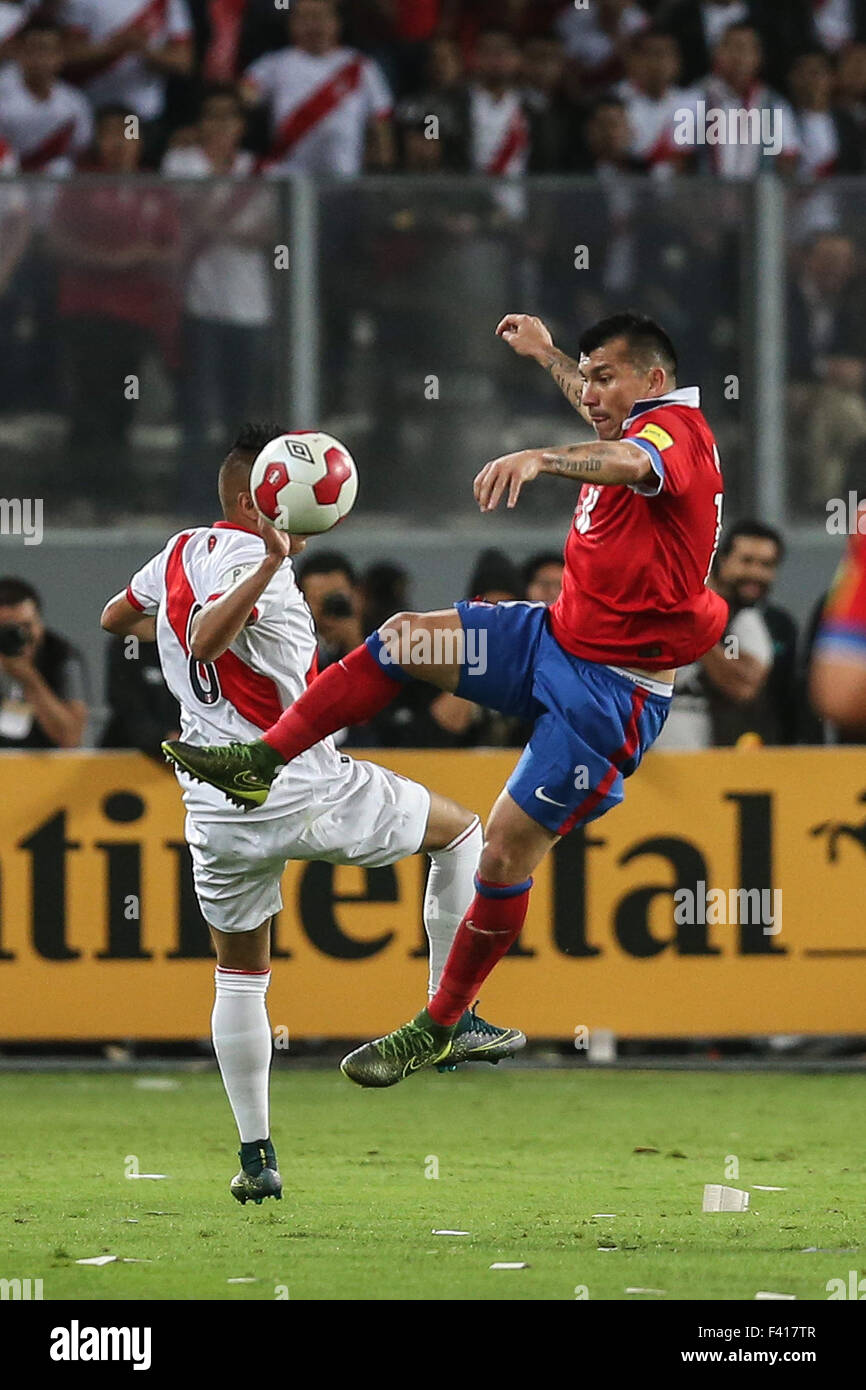 Lima. 13th Oct, 2015. Gary Medel(R) of Chile vies with Christian Cueva of Peru during Round 1 Group 1 match of 2018 World Cup South American Qualifiers at the National Stadium in Lima, Peru on Oct. 13, 2015. Chile won 4-3. Credit:  ANFP/Xinhua/Alamy Live News Stock Photo