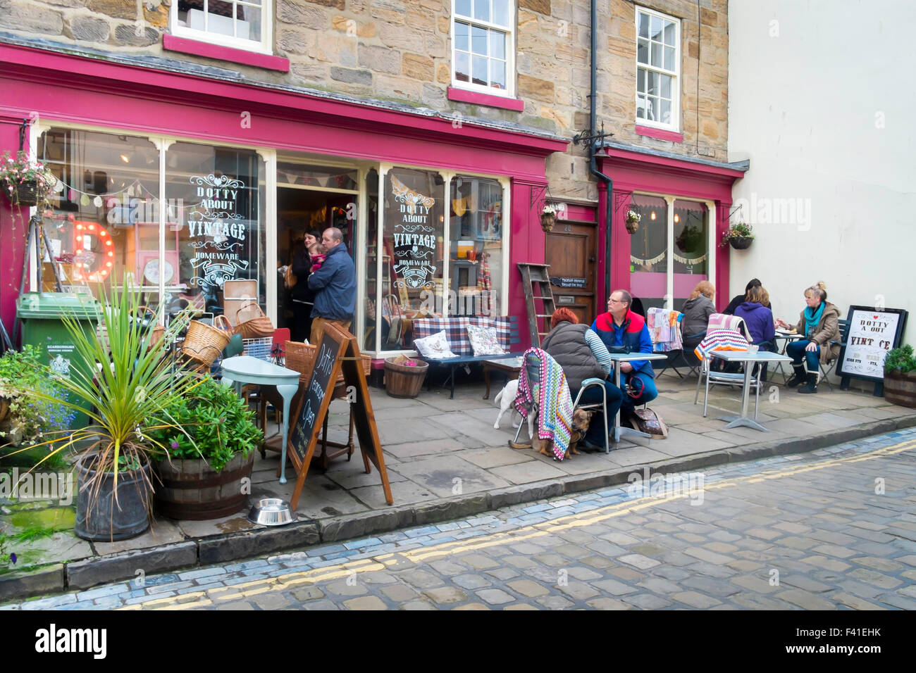 Shop selling curios hires stock photography and images Alamy