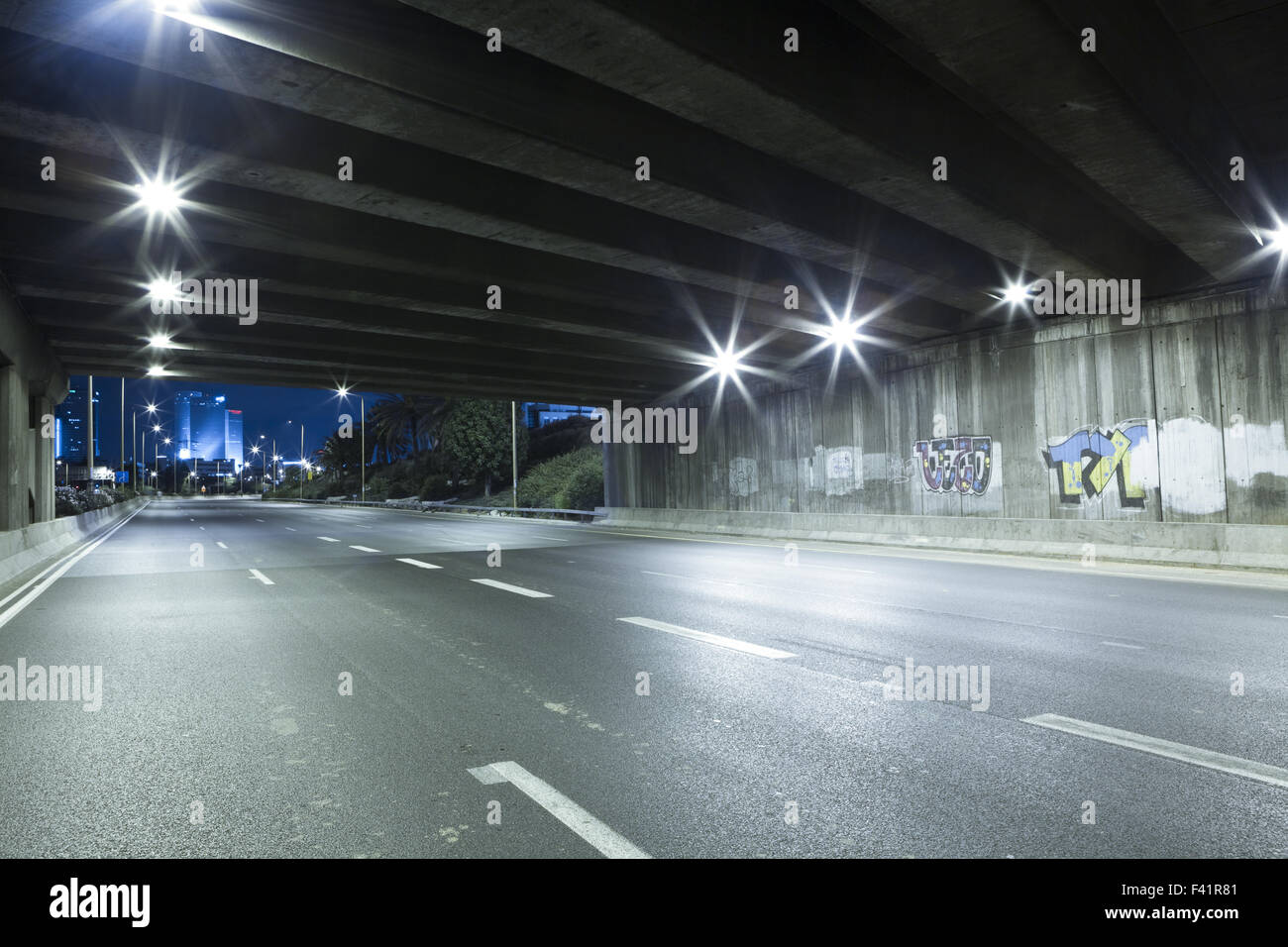 Empty freeway at night hi-res stock photography and images - Alamy