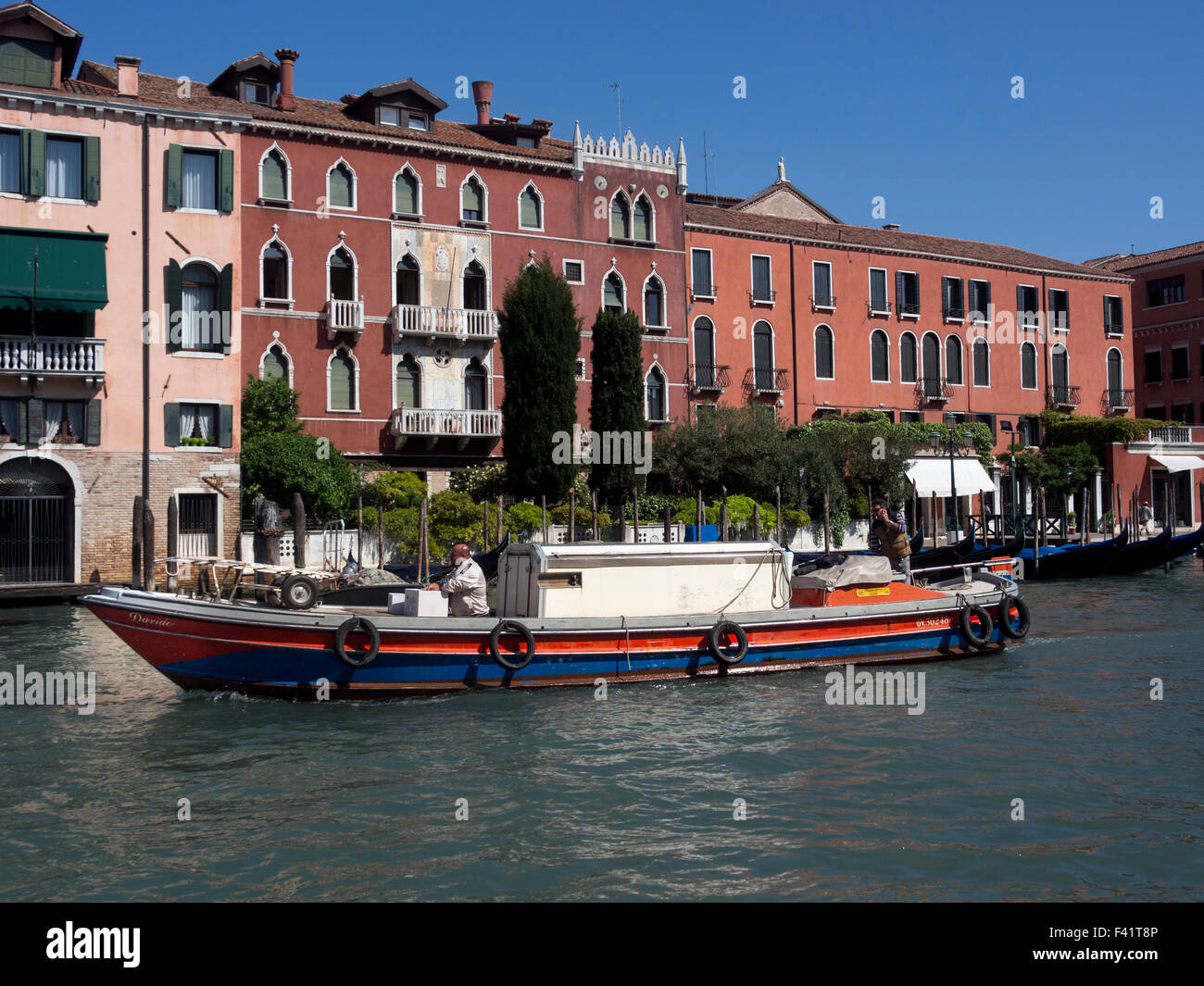 Working on canal boat hi-res stock photography and images - Alamy