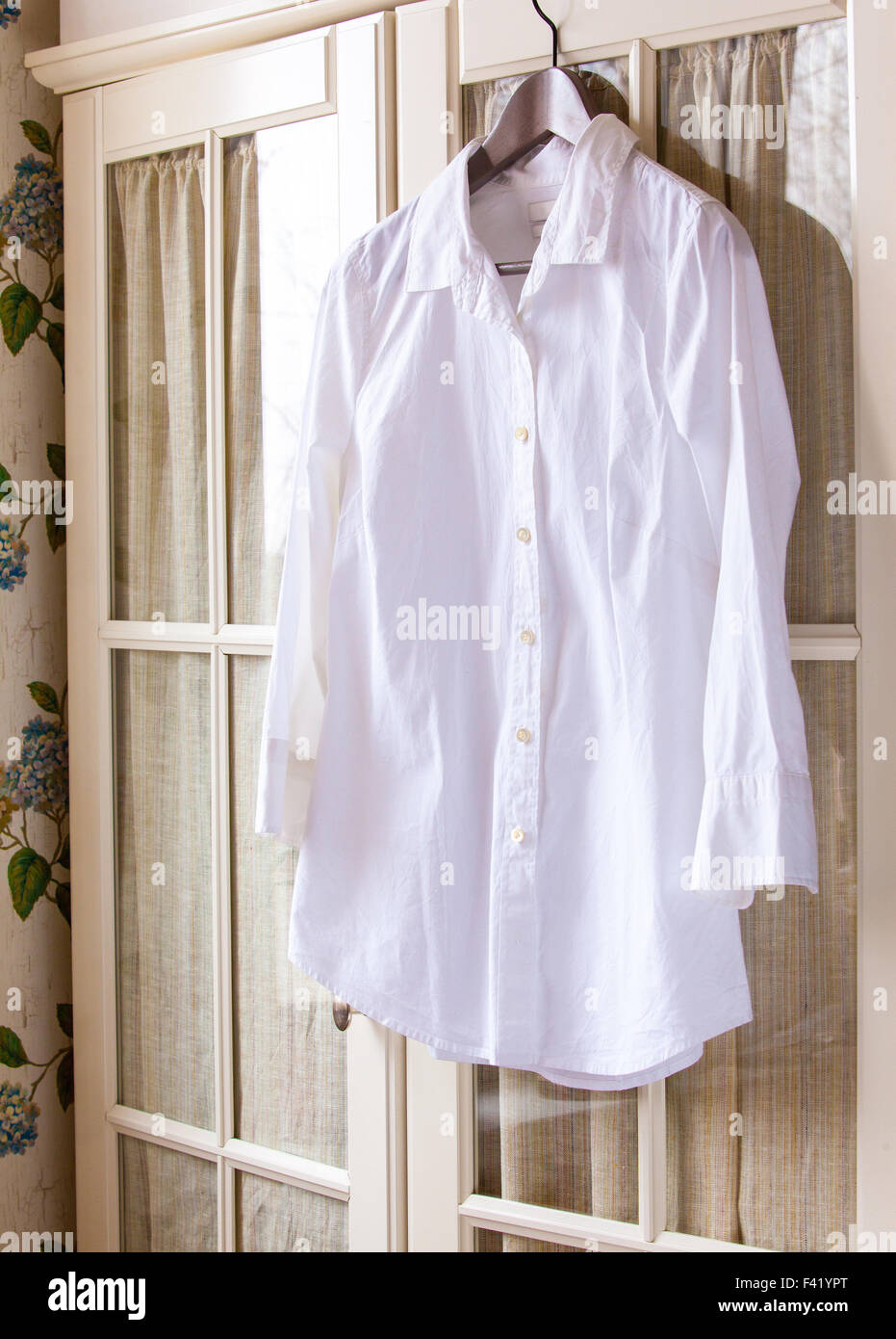 https://c8.alamy.com/comp/F41YPT/white-cotton-shirt-on-a-hanger-F41YPT.jpg