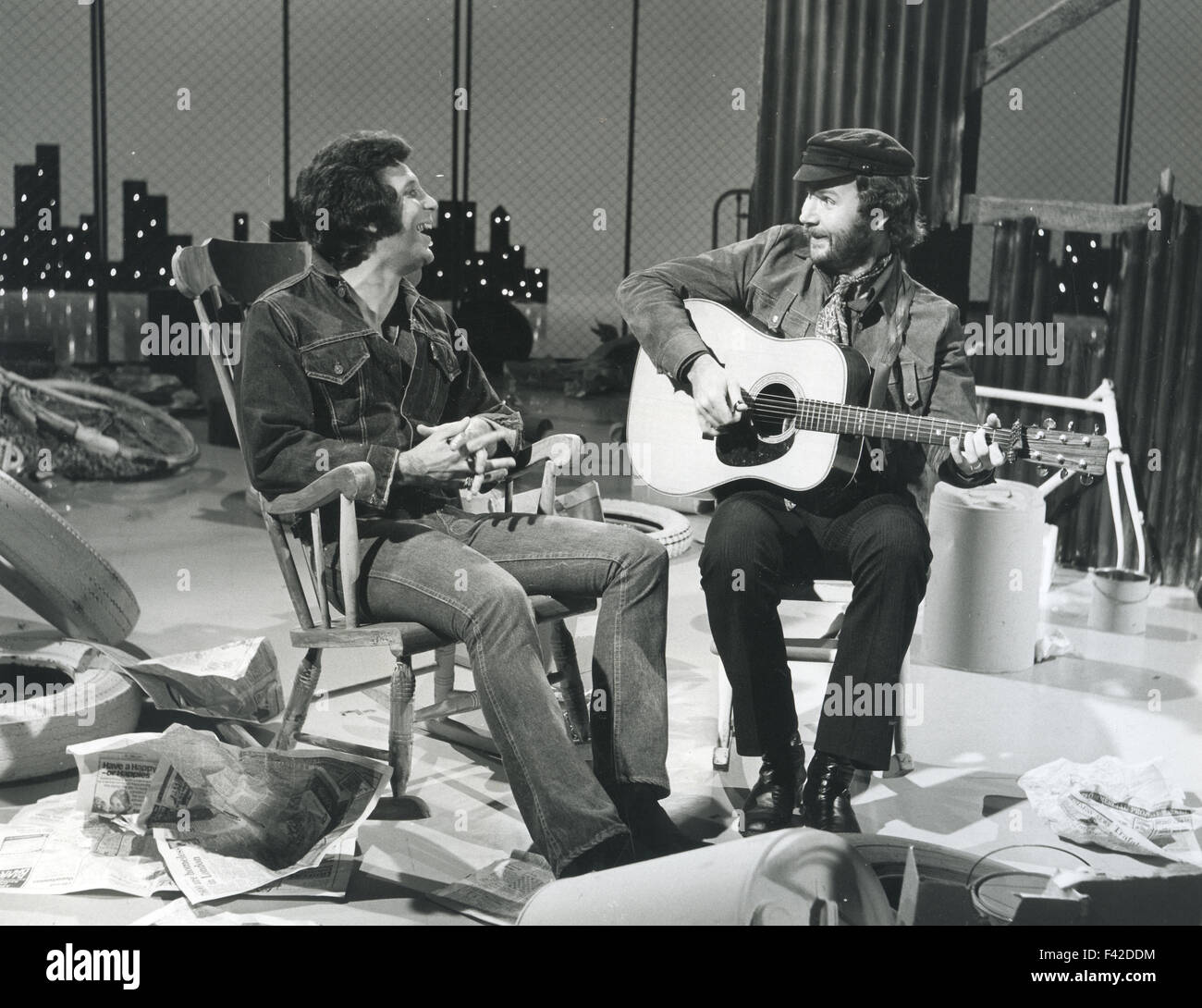 TOM PAXTON  US folk singer at right with Tom Jones on the 'Tom Jones Variety Special' in July 1971 Stock Photo