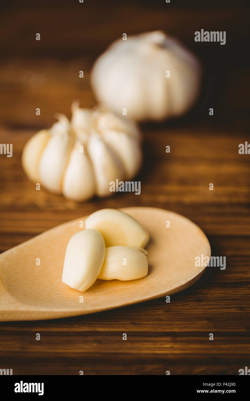 Garlic cloves and bulb on chopping board Stock Photo - Alamy